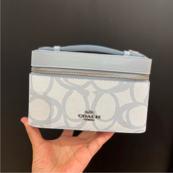 Coach Cosmetic Case In Maxi Signature
Canvas - Picture 1 of 6